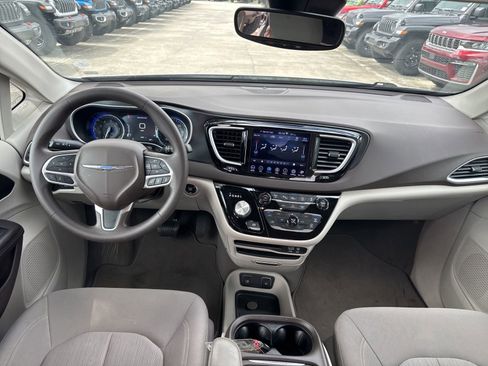Certified 2020 Chrysler Pacifica Touring w/ Advanced Safetytec Group FWD image 9