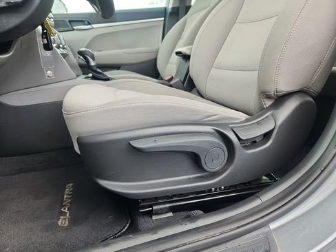 Used 2019 Hyundai Elantra SE FWD image 23