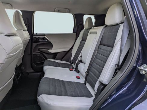 New 2025 Mitsubishi Outlander SE image 15