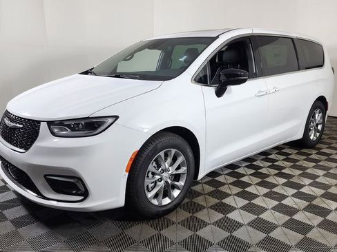 New 2026 Chrysler Pacifica Limited image 3