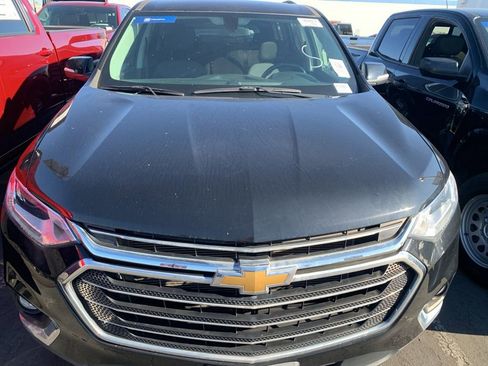 Used 2021 Chevrolet Traverse LT image 3