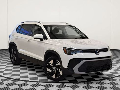 Used 2025 Volkswagen Taos SE AWD/4WD image 1