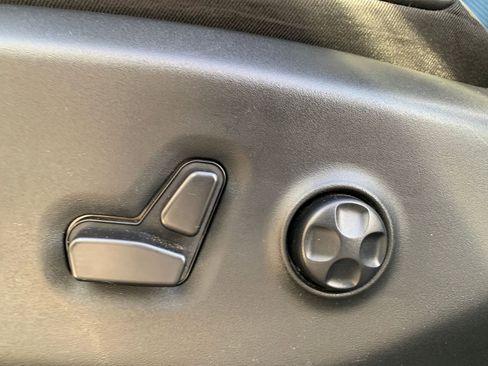 Used 2025 Chrysler Pacifica Limited image 27