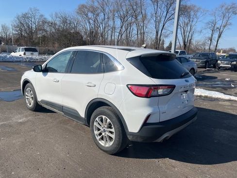 Used 2022 Ford Escape SE image 3