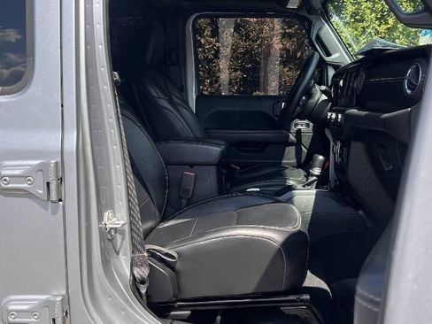 Used 2018 Jeep Wrangler Unlimited Sahara AWD/4WD image 17