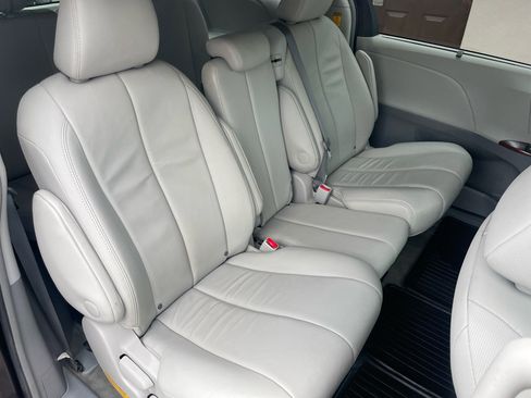 Used 2014 Toyota Sienna XLE image 33