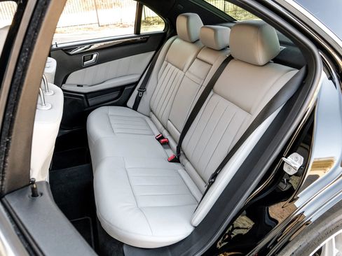 Used 2013 Mercedes-Benz E 550 4MATIC Sedan image 38