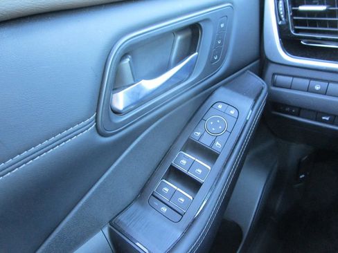 Used 2023 Nissan Rogue SL w/ SL Premium Package image 31