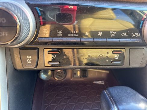 Used 2019 Toyota RAV4 Limited image 11