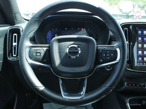 Used 2025 Volvo XC40 B5 Plus image 23