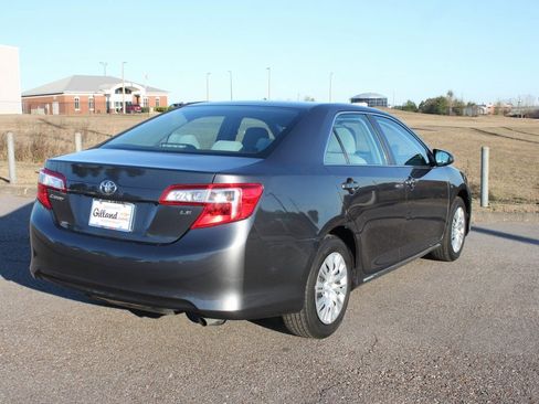 Used 2014 Toyota Camry LE image 18