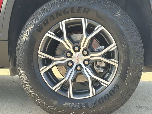 Used 2024 GMC Acadia AT4 w/ Luxury Package AWD/4WD image 9