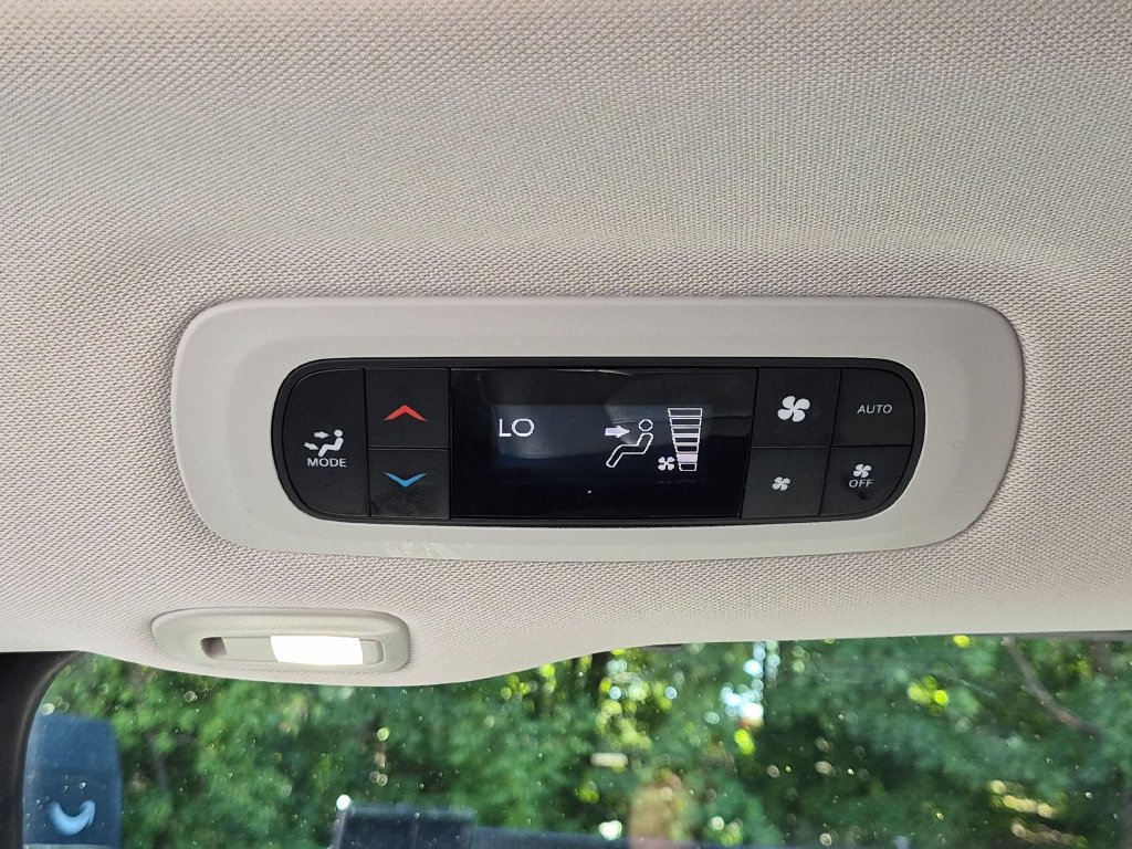 Used 2023 Chrysler Pacifica Touring-L AWD/4WD image 26