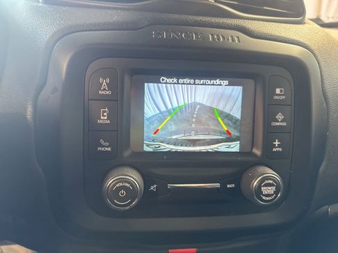 Used 2017 Jeep Renegade Latitude w/ Popular Equipment Group image 28