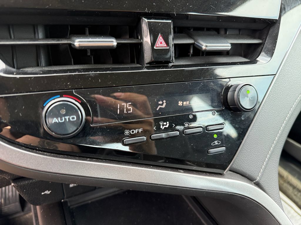 Used 2024 Toyota Camry SE FWD image 31