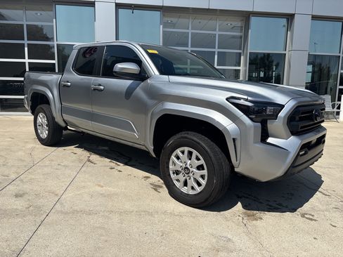 Used 2025 Toyota Tacoma SR5 AWD/4WD image 2