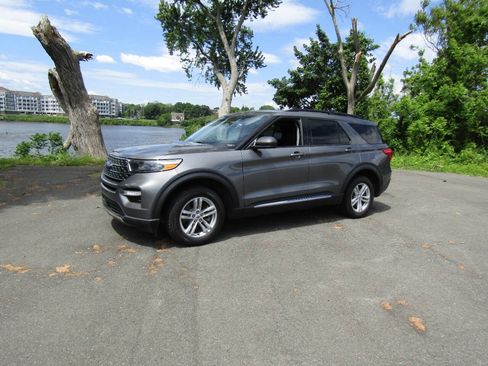 Used 2022 Ford Explorer XLT AWD/4WD image 2