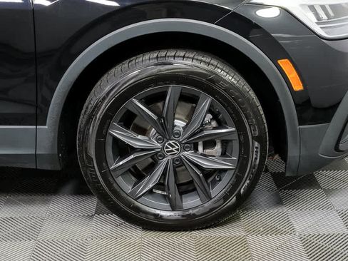 Used 2024 Volkswagen Tiguan SE w/ Panoramic Sunroof Package image 46