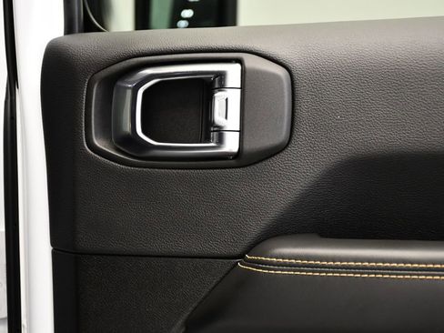 Used 2025 Jeep Wrangler Sahara image 46