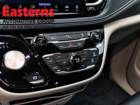 Used 2024 Chrysler Pacifica Select image 19