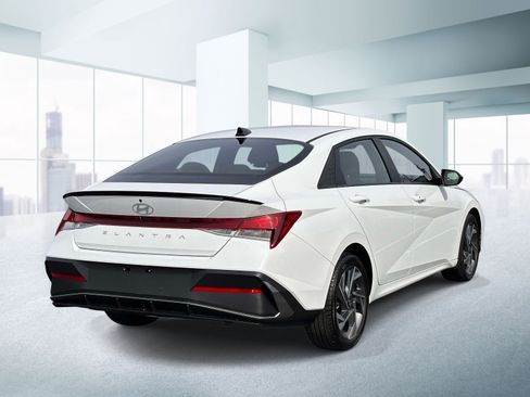 Used 2025 Hyundai Elantra Sport FWD image 4