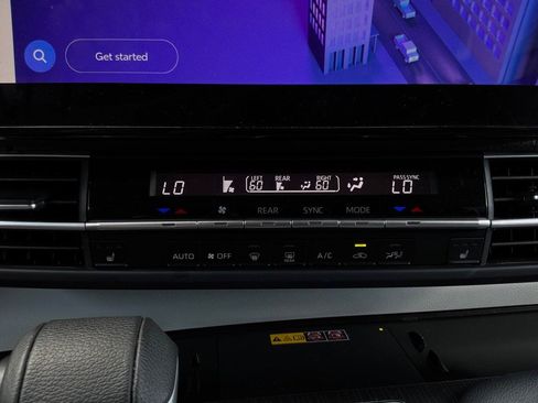 Used 2025 Toyota Sienna XLE FWD image 34