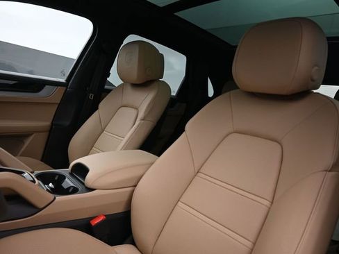 Certified 2025 Porsche Cayenne AWD/4WD image 5