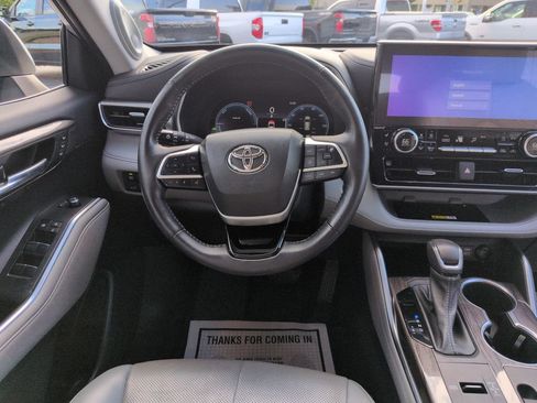 Used 2023 Toyota Highlander Platinum AWD/4WD image 13