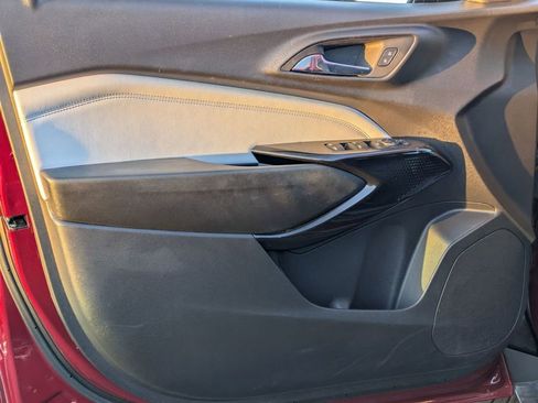 Used 2025 Chevrolet Trax LT w/ LT Convenience Package image 11