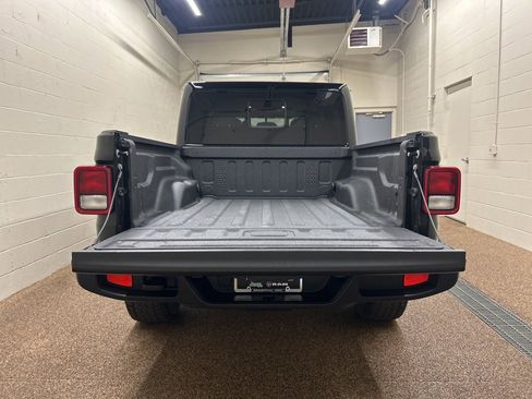 Used 2024 Jeep Gladiator Sport image 11