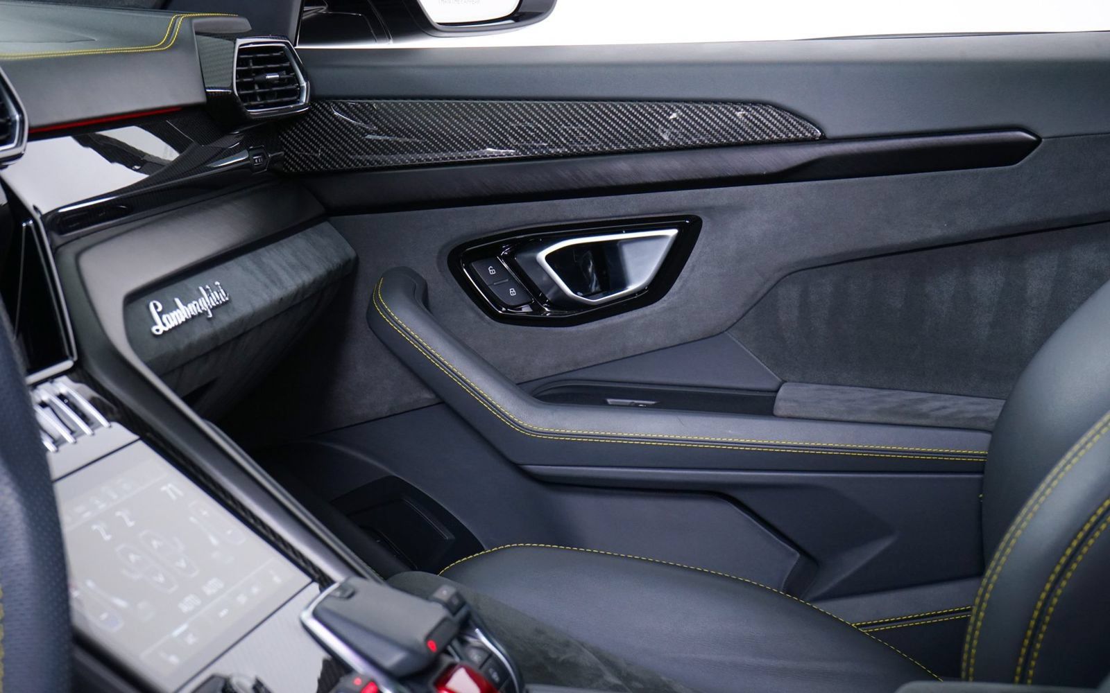 Used 2022 Lamborghini Urus AWD/4WD image 28