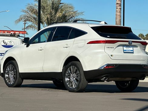 Used 2024 Toyota Venza XLE image 6