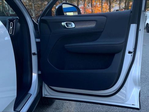 Used 2021 Volvo XC40 T5 R-Design w/ Advanced Package image 22