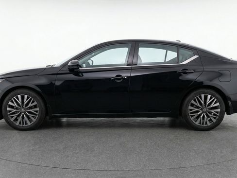 Used 2025 Nissan Altima 2.5 SV image 5