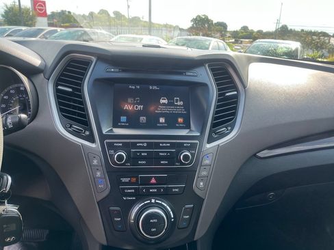 Used 2018 Hyundai Santa Fe SE FWD image 15