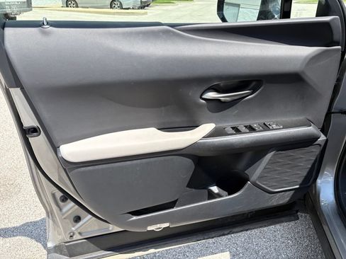 Used 2022 Lexus UX 200 w/ Accessory Package (Z1) FWD image 9
