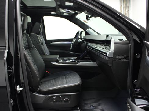 Used 2025 Cadillac Escalade ESV V AWD/4WD image 18