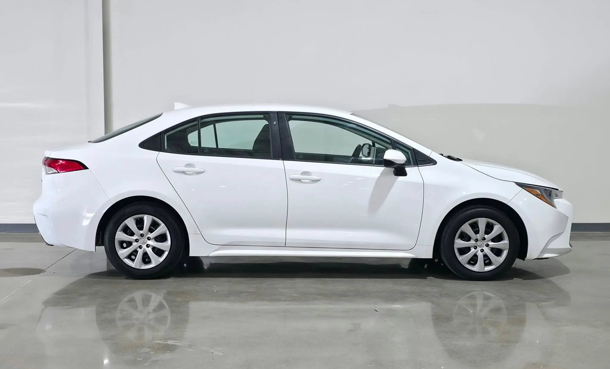 Used 2021 Toyota Corolla LE w/ Carpet Mat Package (TMS) FWD image 2