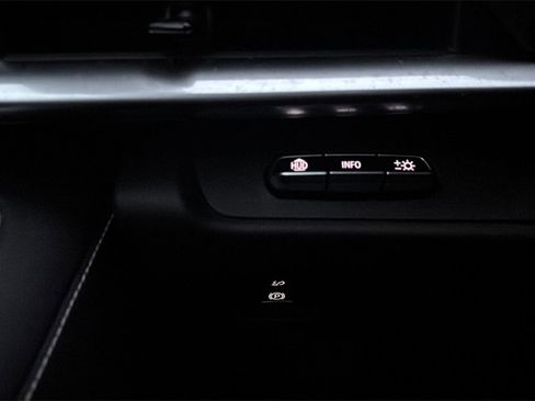 Used 2023 Chevrolet Corvette Stingray w/ Z51 Performance Package image 17