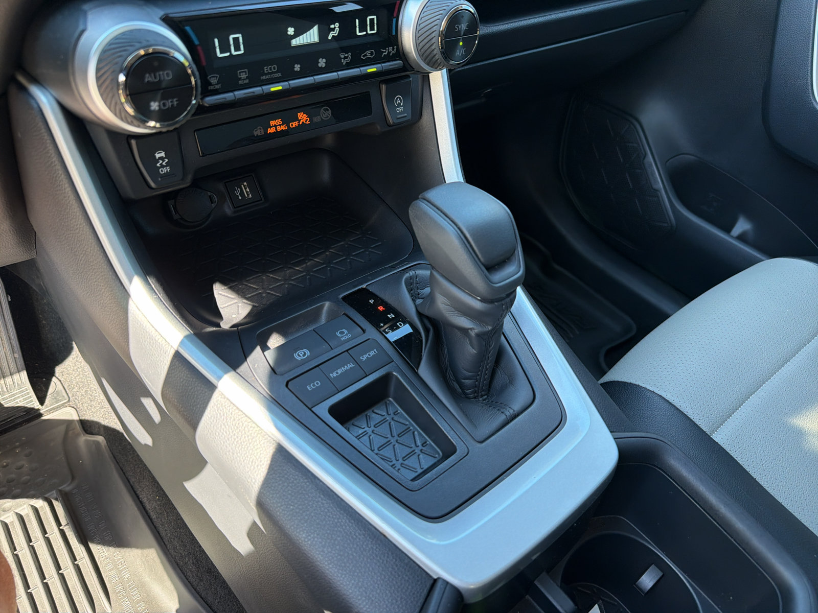 Used 2025 Toyota RAV4 XLE FWD image 29