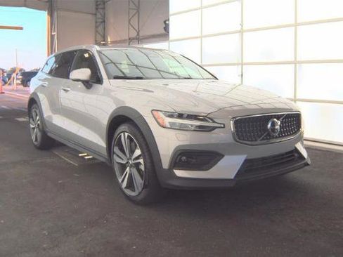 Used 2025 Volvo V60 B5 Cross Country Plus AWD/4WD image 1