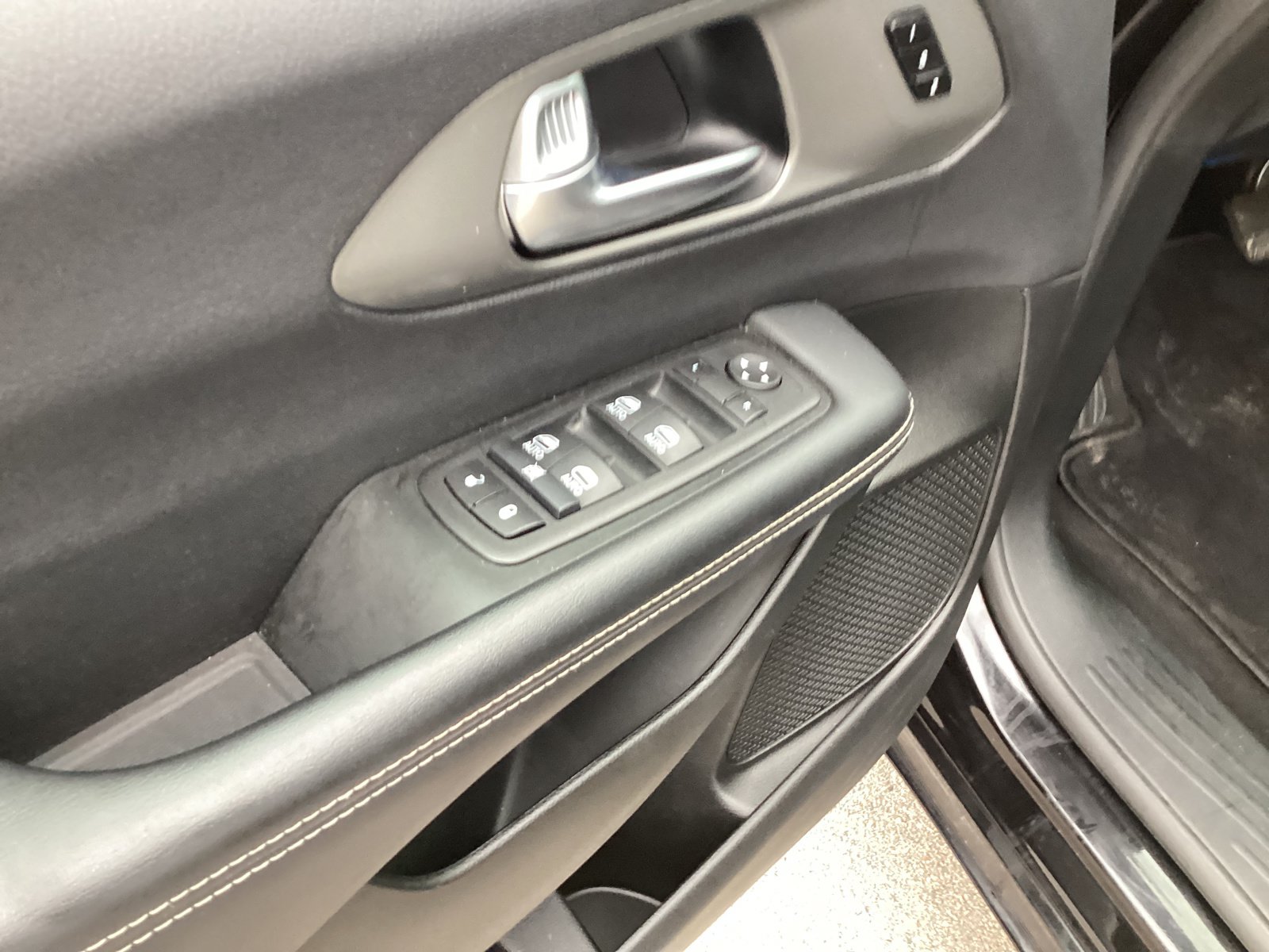 Used 2025 Chrysler Pacifica Select FWD image 13