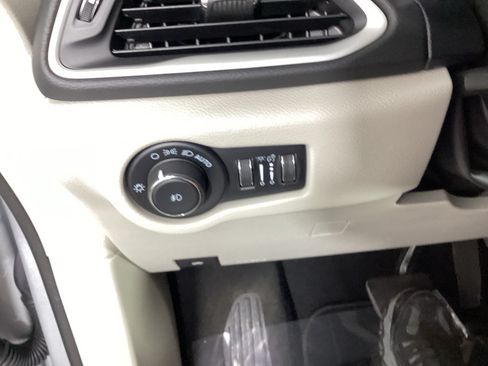 Used 2023 Chrysler Pacifica Touring-L FWD image 19