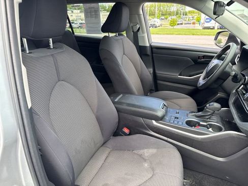 Used 2023 Toyota Highlander L FWD image 9