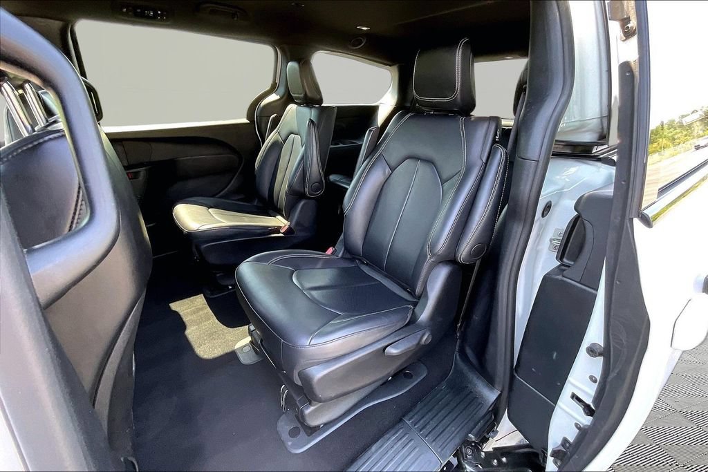 Used 2024 Chrysler Pacifica Limited FWD image 25