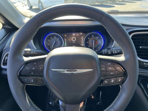 Used 2023 Chrysler Pacifica Touring-L w/ S Appearance Package image 16