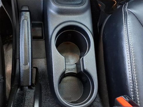 Used 2015 Jeep Wrangler Unlimited Sahara image 14