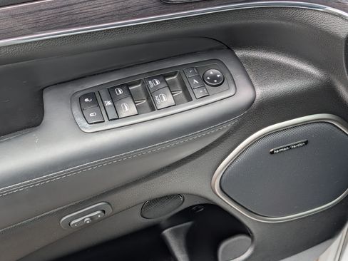 Used 2019 Jeep Grand Cherokee Overland AWD/4WD image 19
