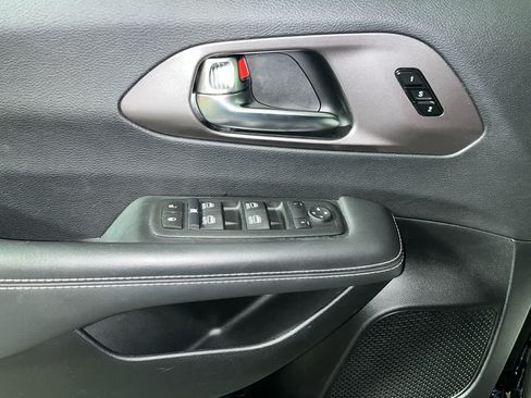 Used 2025 Chrysler Pacifica Select FWD image 13
