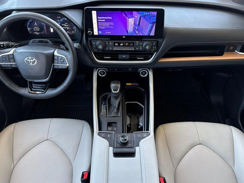 Used 2024 Toyota Grand Highlander AWD image 17